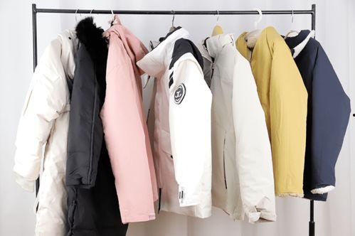 明星款白色羽绒服图片,明星同款白色羽绒服，温暖与潮流并存